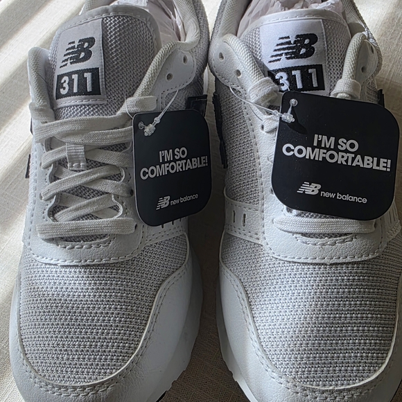 New Balance 311 V2 White Running Shoes W/irridecent logo BRAND NEW NWT UNWORN - Picture 3 of 10